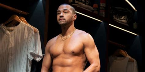 !! OMG, he’s naked: Actor Jesse Williams lets it all hang out。